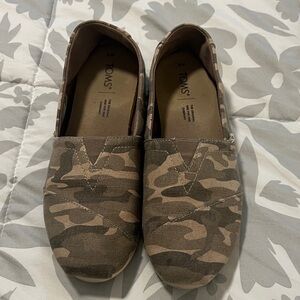 TOMS Green  Camouflage Canvas Slip-Ons Sz 9